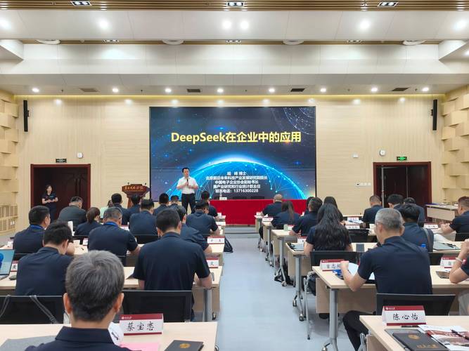 北京前沿未来科技产业发展研究院院长陆峰博士受邀给北京大学厦门年轻