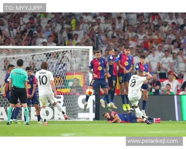 足球球星任意球技巧解析如何用精准弧线打破防线创造进攻机会